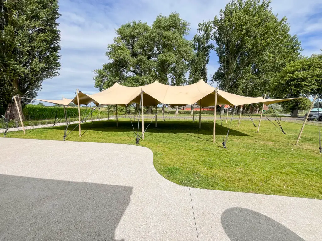 Lange stretchtent op een grasveld naast een oprit