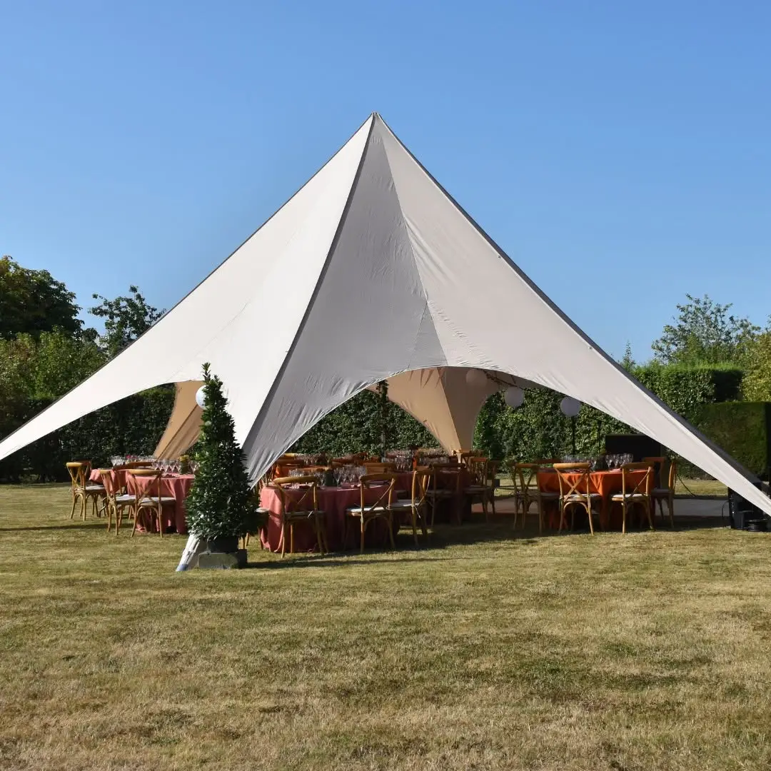 Witte stertent met gedekte tafels op een grasveld