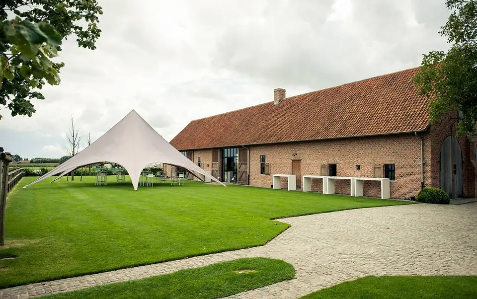 Witte stertent op het gazon van een hoeve