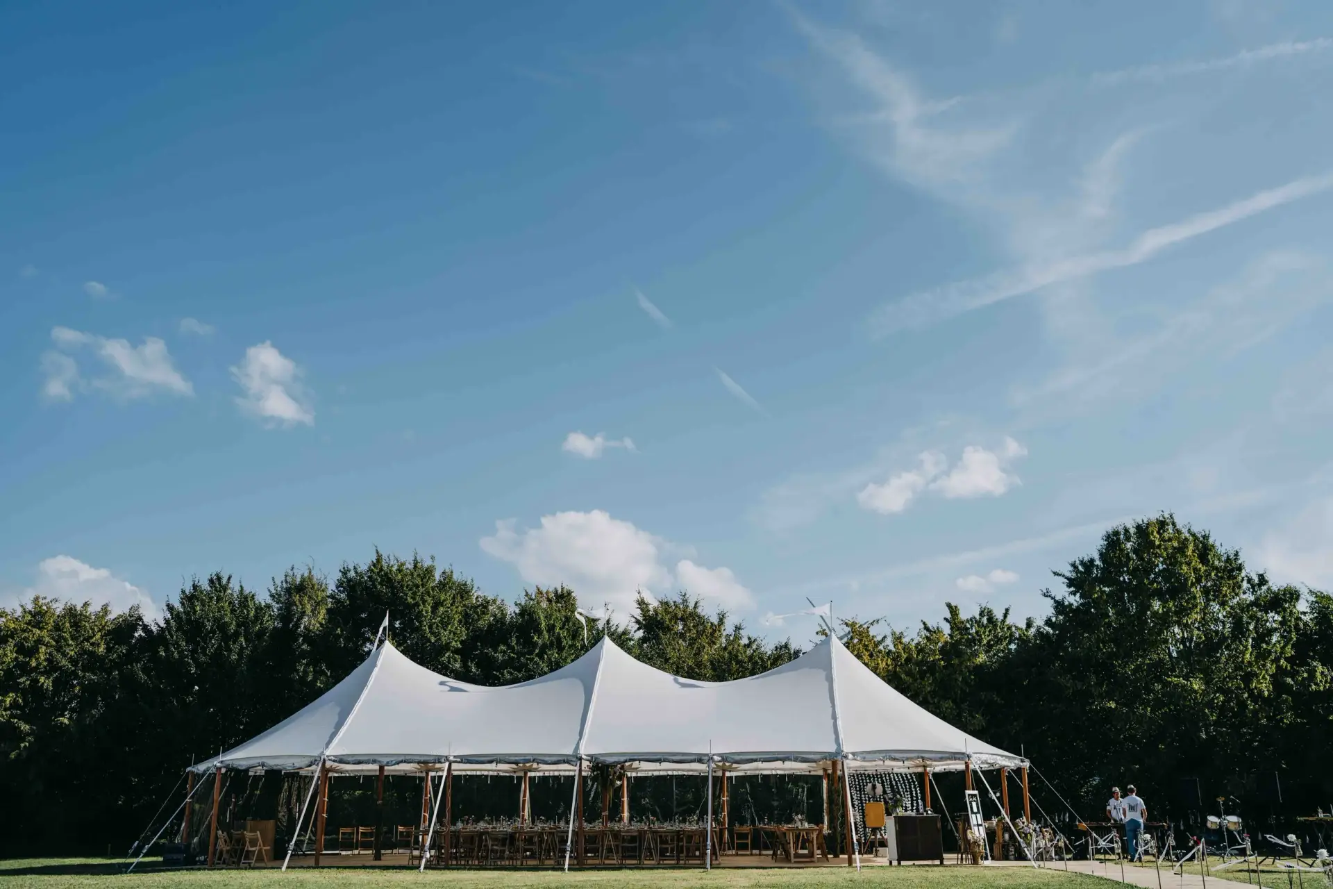 Sailcloth tent onder een blauwe lucht