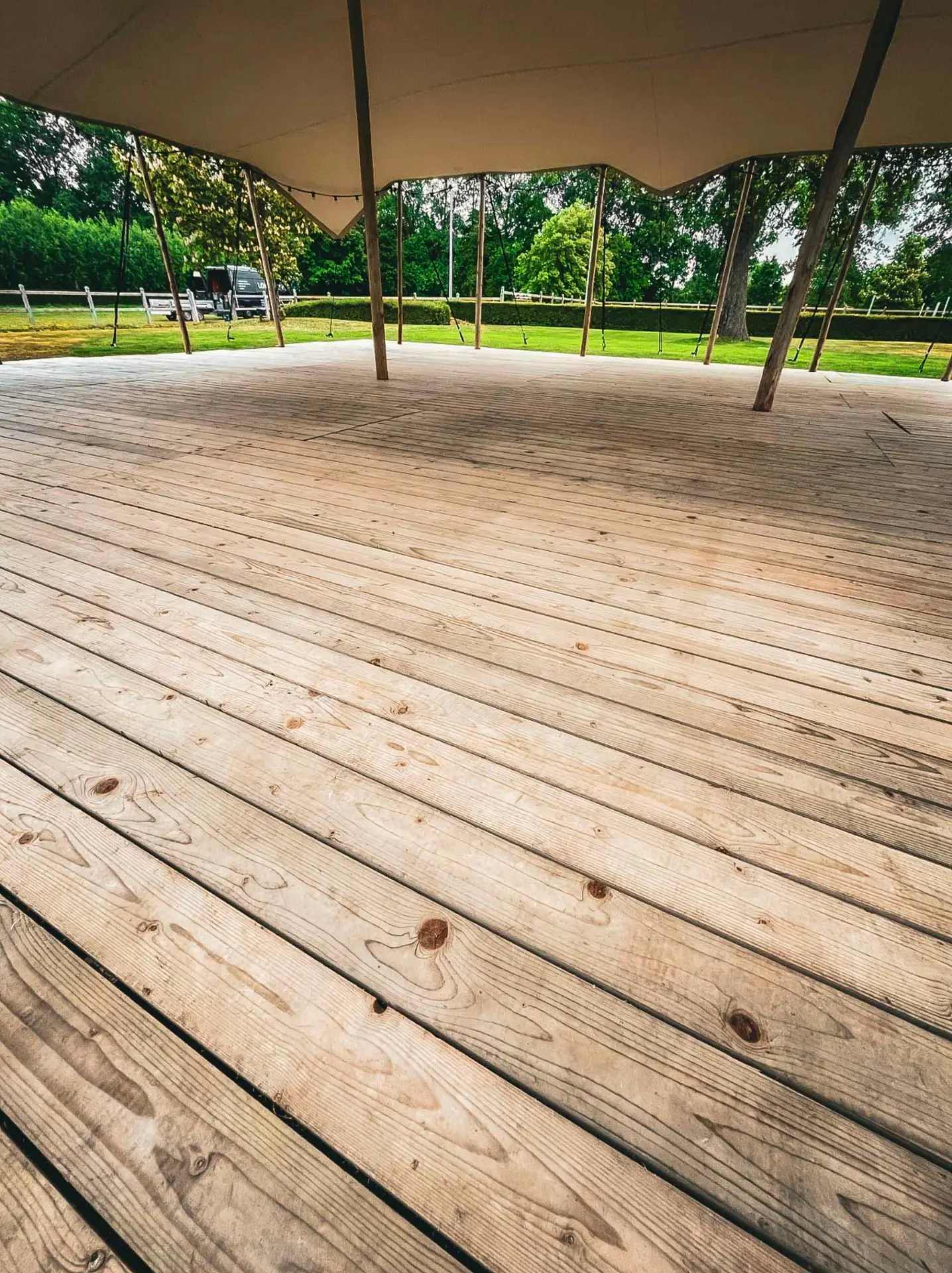 Houten vlondervloer onder een stretchtent