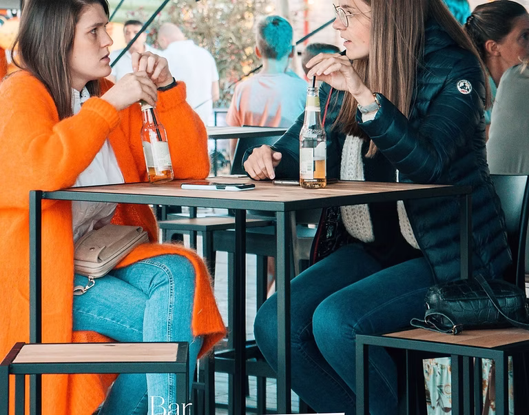 Hoge tafel met open frame in gebruik op een terras