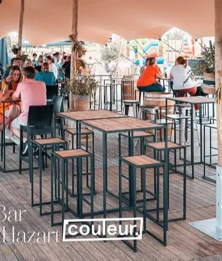 Barkrukken met open frame aan hoge tafels