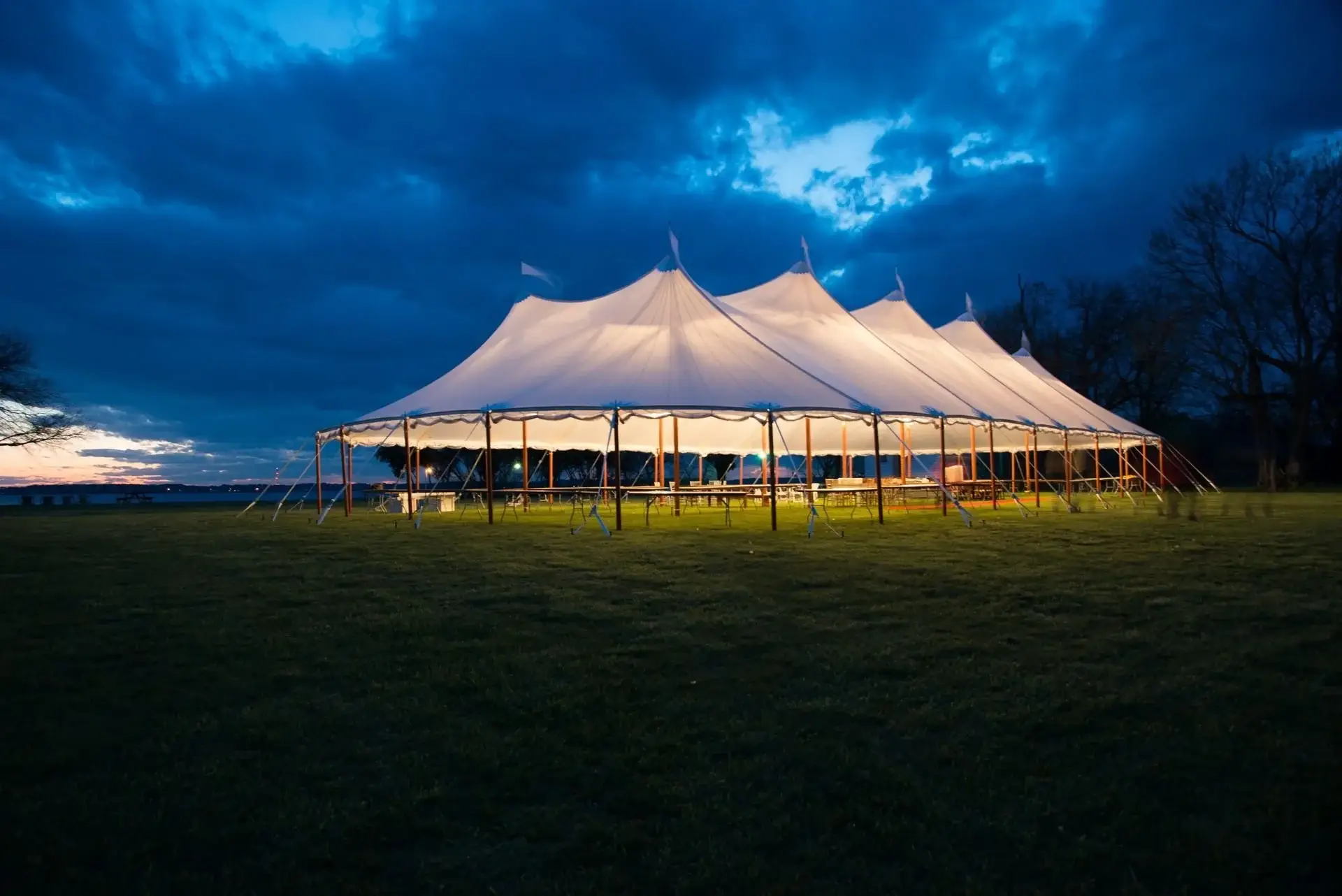 Verlichte sailcloth tent bij valavond